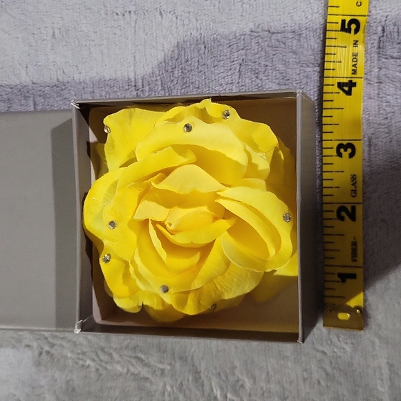 Flower Brooch or Pin 🌼 with Crystals - Picture 6 of 10